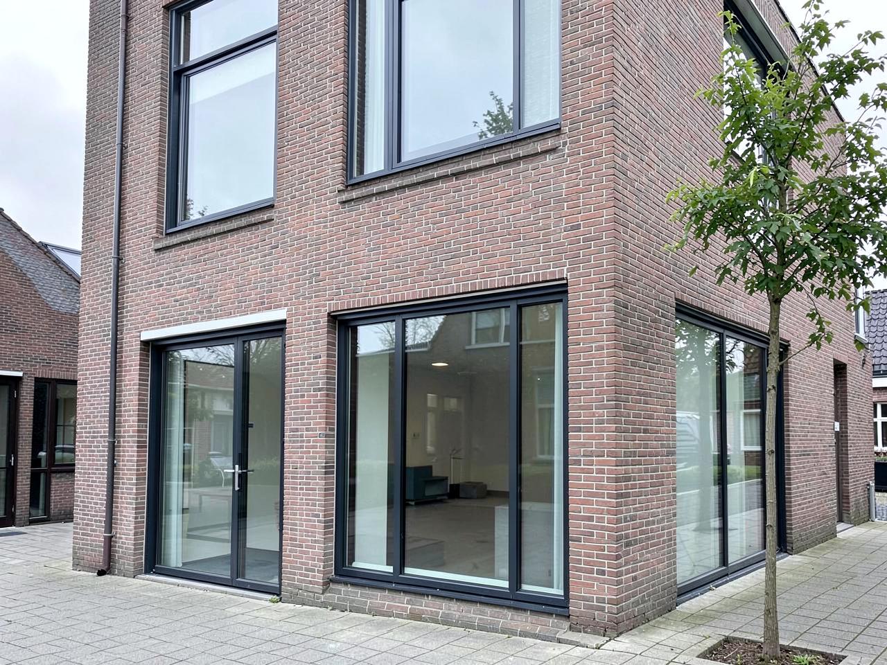 Grote streeploze glazen pui van een kantoorpand met veel daglicht